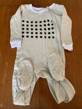 🫐3/$30 Nanit Taupe Footed One-Piece with Geometric Print size 9-12m